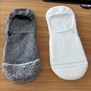 2 pairs Vuori socks‎ size large